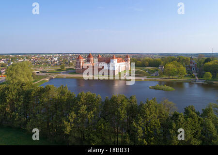 Blick auf mir Schloss auf einem sonnigen April Morgen (luftbildaufnahmen). Weißrussland Stockfoto