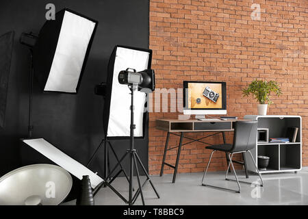 In Photo Studio mit professionellen Geräten Stockfoto