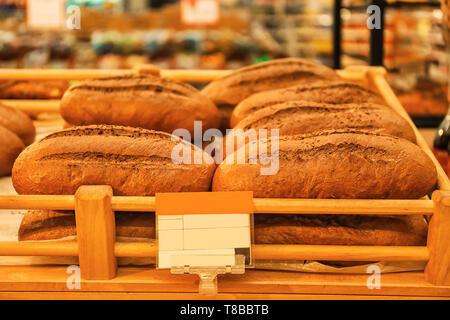 Frisches Brot in der Bäckerei auf dem Regal Stockfoto