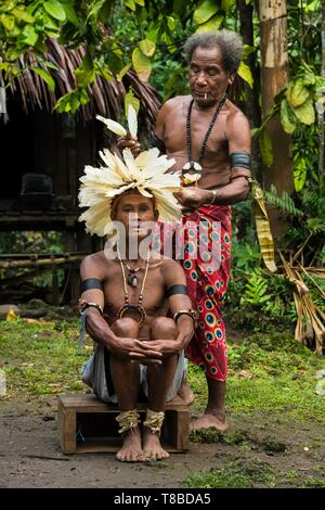 Papua New Guinea, Milne Bay Provinz, Meer, Encastreaux Trobriands Archipels, der Insel Kiriwina, Milamala Okaiboma Dorf, Festival, Tänzer immer bereit für Kreis danse genannt Wosi Mwaya Stockfoto