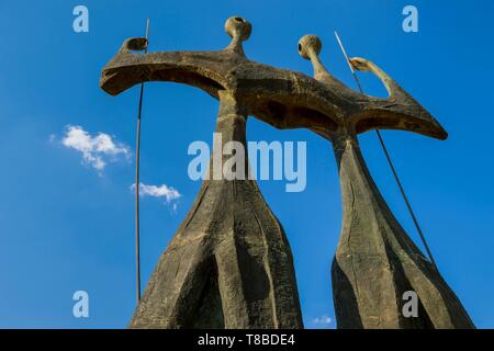 Brasilien, Central-West, Federal District, Brasilia, Stadt, Welterbe der UNESCO, drei Mächte Square, die Skulptur der Krieger (Os) Guerreiros entworfen von Bruno Giorgi Stockfoto