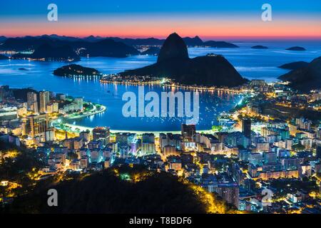 Brasilien, Rio de Janeiro, Rio de Janeiro, Sugarloaf Mountain und Flamengo, Carioca Landschaft als Weltkulturerbe von der UNESCO klassifiziert, allgemeine Ansicht von Dona Marta Belvedere Stockfoto