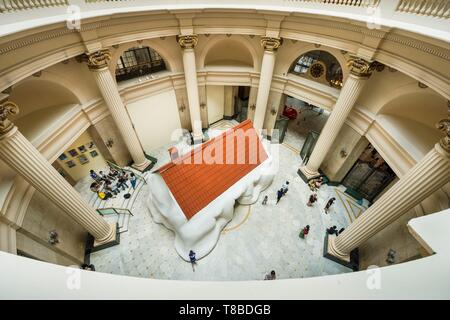 Brasilien, Südosten Region, die Stadt von Rio de Janeiro, Stadt, Welterbe der UNESCO, Innenansicht der Bank von Brasilien Kulturzentrum (Ccbb), Ausstellung des österreichischen Künstlers Erwin Wurm. Stockfoto