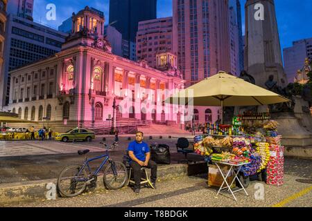 Brasilien, Südosten, Rio de Janeiro, Stadt, Welterbe der UNESCO, Nationalbibliothek von Rio de Janeiro, Straße Verkäufer Stockfoto