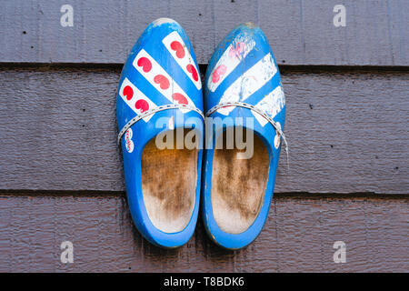 traditionelle holländische Holzschuhe an einer Wand hängen Stockfoto