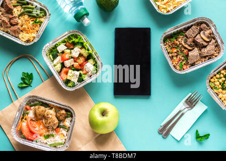 Gesundes Essen. Nehmen organischer täglich mealon Blau, flach. Saubere Konzept Essen, gesunde Ernährung, Fitness Ernährung entfernt in Folie Boxen nehmen Stockfoto