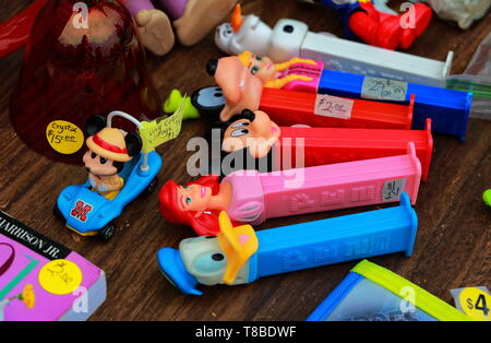 Vintage PEZ Containern und anderen farbenfrohen Spielzeuge im Verkauf bei Flohmarkt Stockfoto