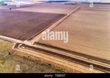Gepflügte kultivierten Feldern um Moree argicultural Stadt im australischen Weizen Riemen auf artesische Becken in NSW. Antenne erhöhten Blick über groun Stockfoto