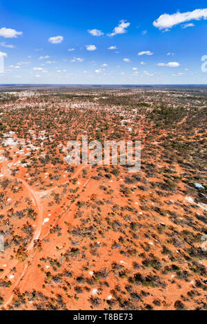 Rote Böden des australischen Outback um Lightning Ridge Stadt - das Zentrum der Opal Bergbau und schwarze Opale Minen in Australien. Erhöhte Antenne vertikal p Stockfoto