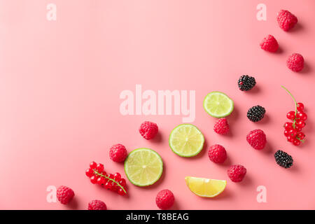 Komposition mit frischen reifen Beeren und Zitrusfrüchte auf farbigen Hintergrund Stockfoto