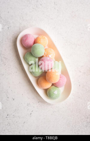 Mini Mochi - traditionelle japanische Dessert auf weiße Tabelle, Ansicht von oben, kopieren. Stockfoto