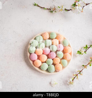 Mini Mochi - traditionelle japanische Dessert auf weiße Tabelle, Ansicht von oben, kopieren. Stockfoto