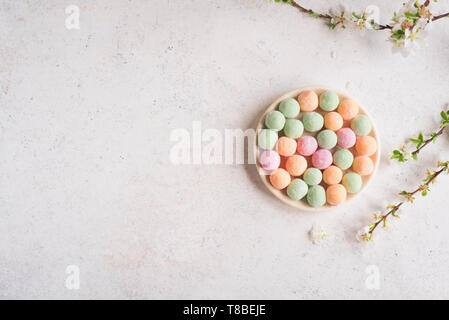 Mini Mochi - traditionelle japanische Dessert auf weiße Tabelle, Ansicht von oben, kopieren. Stockfoto