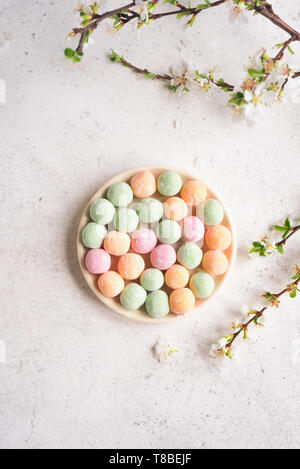 Mini Mochi - traditionelle japanische Dessert auf weiße Tabelle, Ansicht von oben, kopieren. Stockfoto