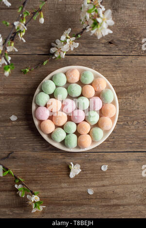 Mini Mochi - traditionelle japanische Dessert auf Holz- Hintergrund, Ansicht von oben, kopieren. Stockfoto