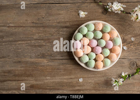 Mini Mochi - traditionelle japanische Dessert auf Holz- Hintergrund, Ansicht von oben, kopieren. Stockfoto
