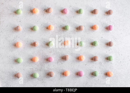 Mochi - traditionelle japanische Dessert, Kuchen in den Zeilen auf weißem Tabelle, Ansicht von oben, Muster. Stockfoto