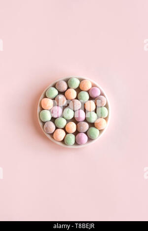 Mini Mochi - traditionelle japanische Dessert auf Rosa pastell Hintergrund, Ansicht von oben, kopieren. Stockfoto