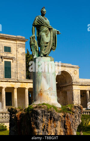 Escultura de Adriano Frente al Palacio de San Miguel y San Jorge. Ciudad de Kalogria, Isla Kalogria, Islas Jónicas, Grecia, Mar Mediterráneo Stockfoto