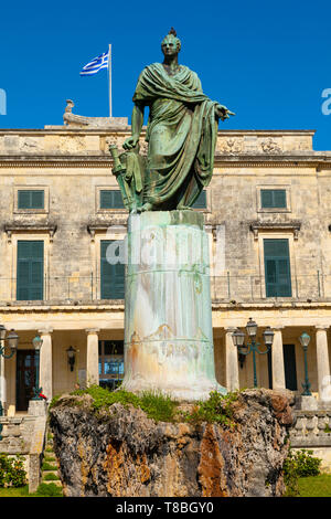 Escultura de Adriano Frente al Palacio de San Miguel y San Jorge. Ciudad de Kalogria, Isla Kalogria, Islas Jónicas, Grecia, Mar Mediterráneo Stockfoto