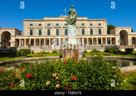 Escultura de Adriano Frente al Palacio de San Miguel y San Jorge. Ciudad de Kalogria, Isla Kalogria, Islas Jónicas, Grecia, Mar Mediterráneo Stockfoto