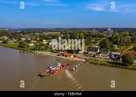 Frankreich, Seine-Maritime, Pays de Caux, im Regionalen Naturpark der Boucles de la Seine, die Fähre der Seine Überfahrt an die Abtei Jumièges im Hintergrund ist Stockfoto