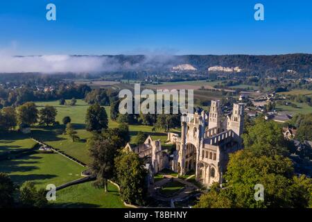 Frankreich, Seine-Maritime, Frankreich, Seine Maritime, Pays de Caux, im Regionalen Naturpark der Boucles de la Seine, Jumièges, Abtei von Saint Pierre de Jumièges gegründet Im 7. Jahrhundert (Luftbild) Stockfoto