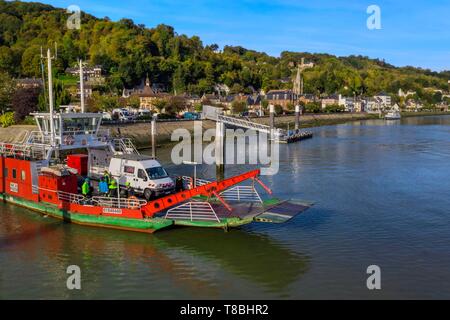 Frankreich, Seine-Maritime, im Regionalen Naturpark der Boucles de la Seine, die Überfahrt mit der Fähre den Fluss Seine in dem Dorf La Bouille (Luftbild) Stockfoto