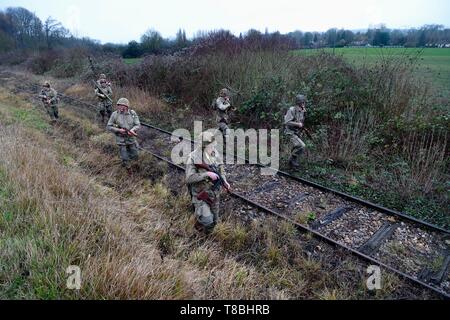 Frankreich, Eure, Cocherel, Allied Rekonstitution Group (USA Weltkrieg 2 und der französischen Maquis historische Rekonstruktion Association), reenactors in Uniform der 101St US Airborne Division voran entlang einer Bahnstrecke Stockfoto