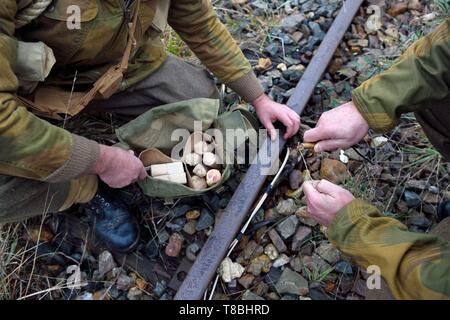 Frankreich, Eure, Cocherel, Allied Rekonstitution Group (USA Weltkrieg 2 und der französischen Maquis historische Rekonstruktion Association), reenactors, die die Rolle der britischen Soldaten Vorbereiten einer Eisenbahnschiene mit einem PE 2 Kunststoff Laib zu sabotieren Stockfoto