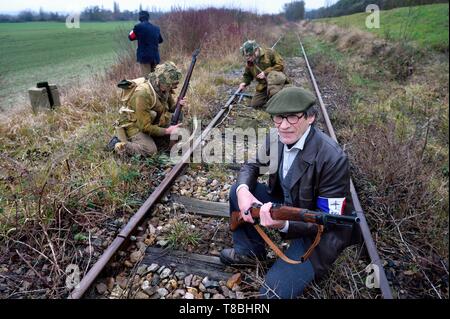 Frankreich, Eure, Cocherel, Allied Rekonstitution Group (USA Weltkrieg 2 und der französischen Maquis historische Rekonstruktion Association), reenactors, die die Rolle der britischen Soldaten Vorbereiten einer Eisenbahnschiene zu sabotieren, mit einem Kunststoff explosive Laib unter der Wachsamkeit der Partisanen der französischen Streitkräfte Innenraum (FFI) Stockfoto