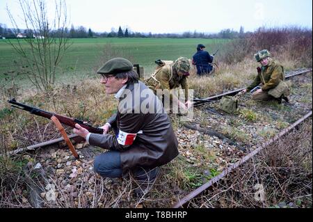 Frankreich, Eure, Cocherel, Allied Rekonstitution Group (USA Weltkrieg 2 und der französischen Maquis historische Rekonstruktion Association), reenactors, die die Rolle der britischen Soldaten Vorbereiten einer Eisenbahnschiene zu sabotieren, mit einem Kunststoff explosive Laib unter der Wachsamkeit der Partisanen der französischen Streitkräfte Innenraum (FFI) Stockfoto