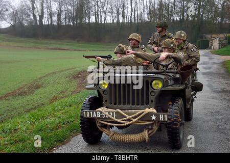 Frankreich, Eure, Sainte Colombe prÚs Vernon, Allied Rekonstitution Group (USA Weltkrieg 2 und der französischen Maquis historische Rekonstruktion Association), reenactors in Uniform der 101St US Airborne Division voran in einem Jeep Willys Stockfoto