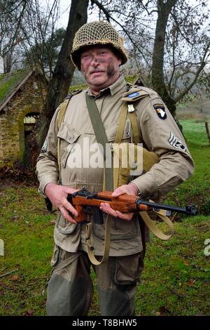 Frankreich, Eure, Sainte Colombe prÚs Vernon, Allied Rekonstitution Group (USA Weltkrieg 2 und der französischen Maquis historische Rekonstruktion Association), reenactor Marc Amblot in Uniform der 101St US Airborne Division Stockfoto