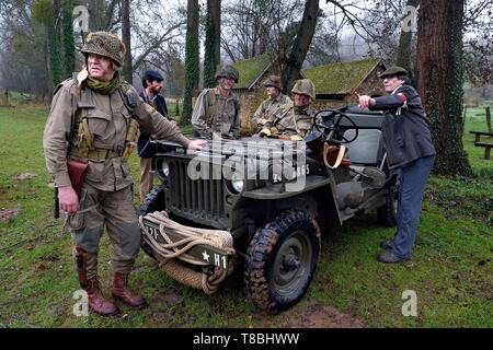 Frankreich, Eure, Sainte Colombe prÚs Vernon, Allied Rekonstitution Group (USA Weltkrieg 2 und der französischen Maquis historische Rekonstruktion Association), reenactors in Uniform der 101St US Airborne Division und Parteigänger der französischen Streitkräfte im Inneren (FFI) Stockfoto