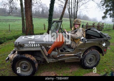 Frankreich, Eure, Sainte Colombe prÚs Vernon, Allied Rekonstitution Group (USA Weltkrieg 2 und der französischen Maquis historische Rekonstruktion Association), reenactor in Uniform der 101St US Airborne Division Fahren eines en jeep Willys Stockfoto