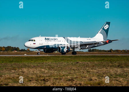 Chabarowsk, Russland - 29.September 2018: Flugzeug Airbus A319-100 VP-BUO Aurora Airline landet auf dem Flughafen von Chabarowsk. Stockfoto