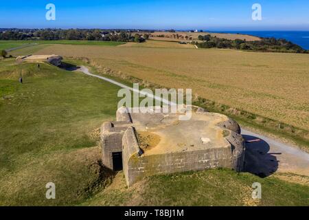 Frankreich, Calvados, Longues-sur-Mer, Deutsche Batterie des Atlantic Wall ausgestattet mit 150 mm Marine Waffen (Luftbild) Stockfoto