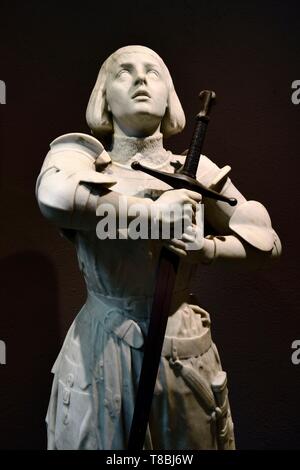 Frankreich, Seine Maritime, Rouen, den Erzbischöflichen Palast, historische Jeanne d'Arc Museum, Statue von Jeanne d'Arc in die Rüstung von Alphonse-Eug Þne Guilloux Stockfoto