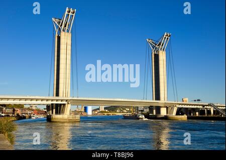 Frankreich, Seine Maritime, Rouen, Kahn vorbei unter dem Gustave Flaubert lift Brücke über den Fluss Seine Stockfoto