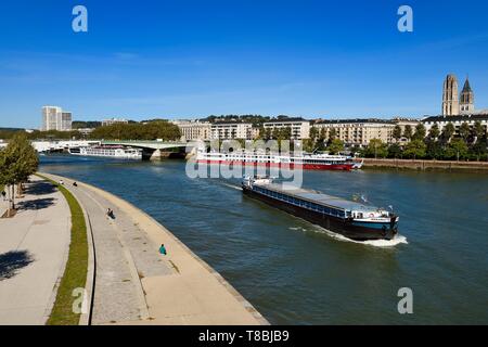 Frankreich, Seine Maritime, Rouen, Binnenschiff auf der Seine und die boieldieu Brücke, der Notre Dame Kathedrale im Hintergrund Stockfoto