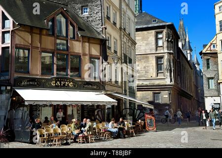 Frankreich, Seine Maritime, Rouen, Café Ort Barthelemy und den Erzbischöflichen Palast im Hintergrund Stockfoto