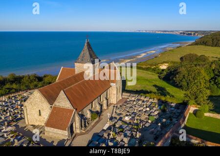 Frankreich, Seine-Maritime, Cote d'Albatre (Alabaster Küste), Pays de Caux, die saint-valery Kirche von Varengeville-sur-Mer und seine Friedhof am Meer mit Blick auf die Felsen der Côte d'Albatre (Alabaster Küste) (Luftbild) Stockfoto