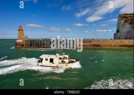 Frankreich, Seine Maritime, Pays de Caux, Cote d'Albatre, Fecamp, Rückkehr in den Hafen ein Boot für wellhornschnecken Angeln vor der Pointe Fagnet Leuchtturm Stockfoto