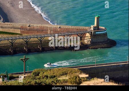 Frankreich, Seine Maritime, Pays de Caux, Cote d'Albatre, Fécamp, Pointe Fagnet Leuchtfeuer am Eingang auf den Hafen und den Strand von Fecamp im Hintergrund Stockfoto