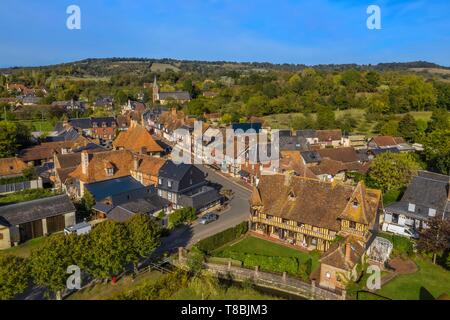 Frankreich, Calvados, Pays d'Auge, Beuvron en Auge, mit der Bezeichnung les plus beaux villages de France (Schönste Dörfer Frankreichs) (Luftbild) Stockfoto