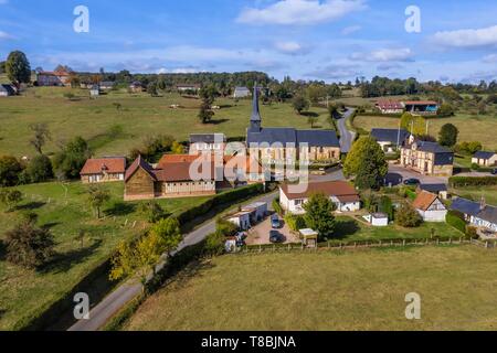 Frankreich, Morbihan, Pays d'Auge, village de Camembert, das Herrenhaus von Beaumoncel im Hintergrund auf der linken Seite (Luftbild) Stockfoto