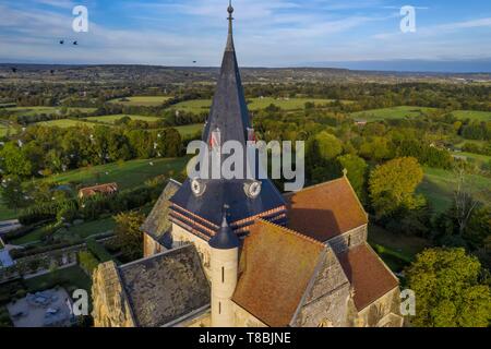 Frankreich, Calvados, Pays d'Auge, Beaumont en Auge, Saint Sauveur (St. Heiland) Kirche, der Glockenturm mit Schiefer gedeckt ist typisch für das Auge (Luftbild) Stockfoto