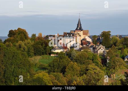 Frankreich, Calvados, Pays d'Auge, Beaumont en Auge und Saint Sauveur (St. Heiland) Kirche mit Blick auf das Dorf Stockfoto