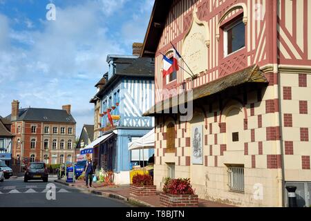 Frankreich, Calvados, Pays d'Auge, Beaumont en Auge, Fachwerkhaus in der Hauptstraße des Dorfes Stockfoto